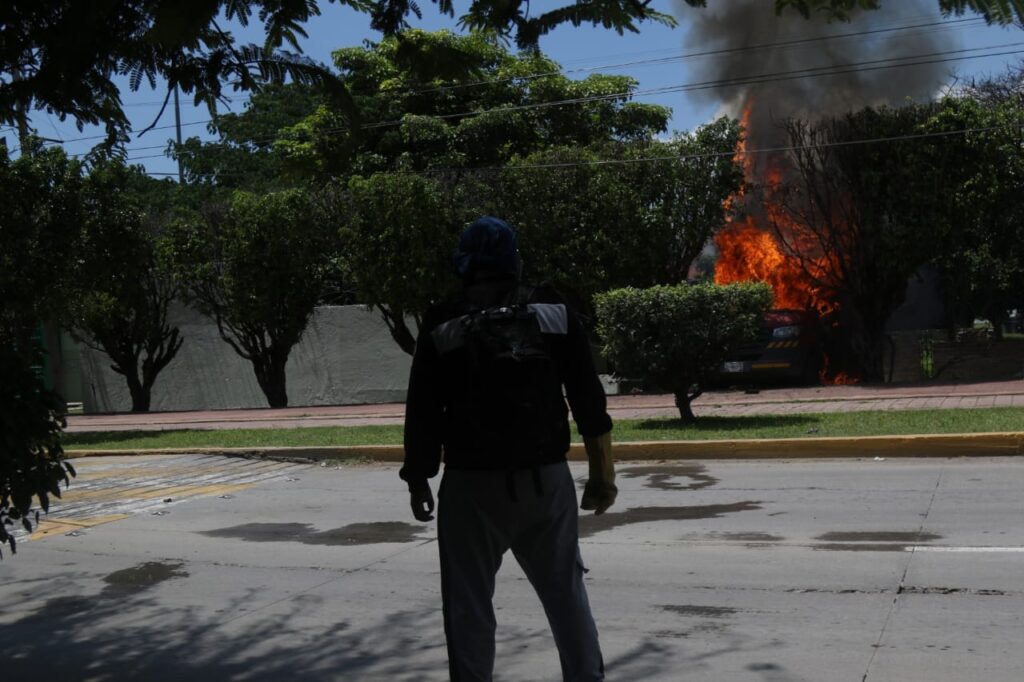 Normalistas de Ayotzinapa derriban barda del 27 Batallón, en Iguala