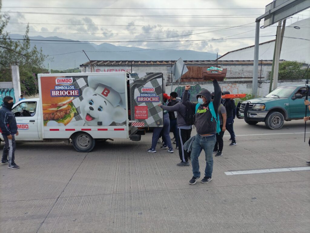 Normalistas de Ayotzinapa saquean 2 camionetas de Bimbo y se llevan 4 camionetas del Bienestar