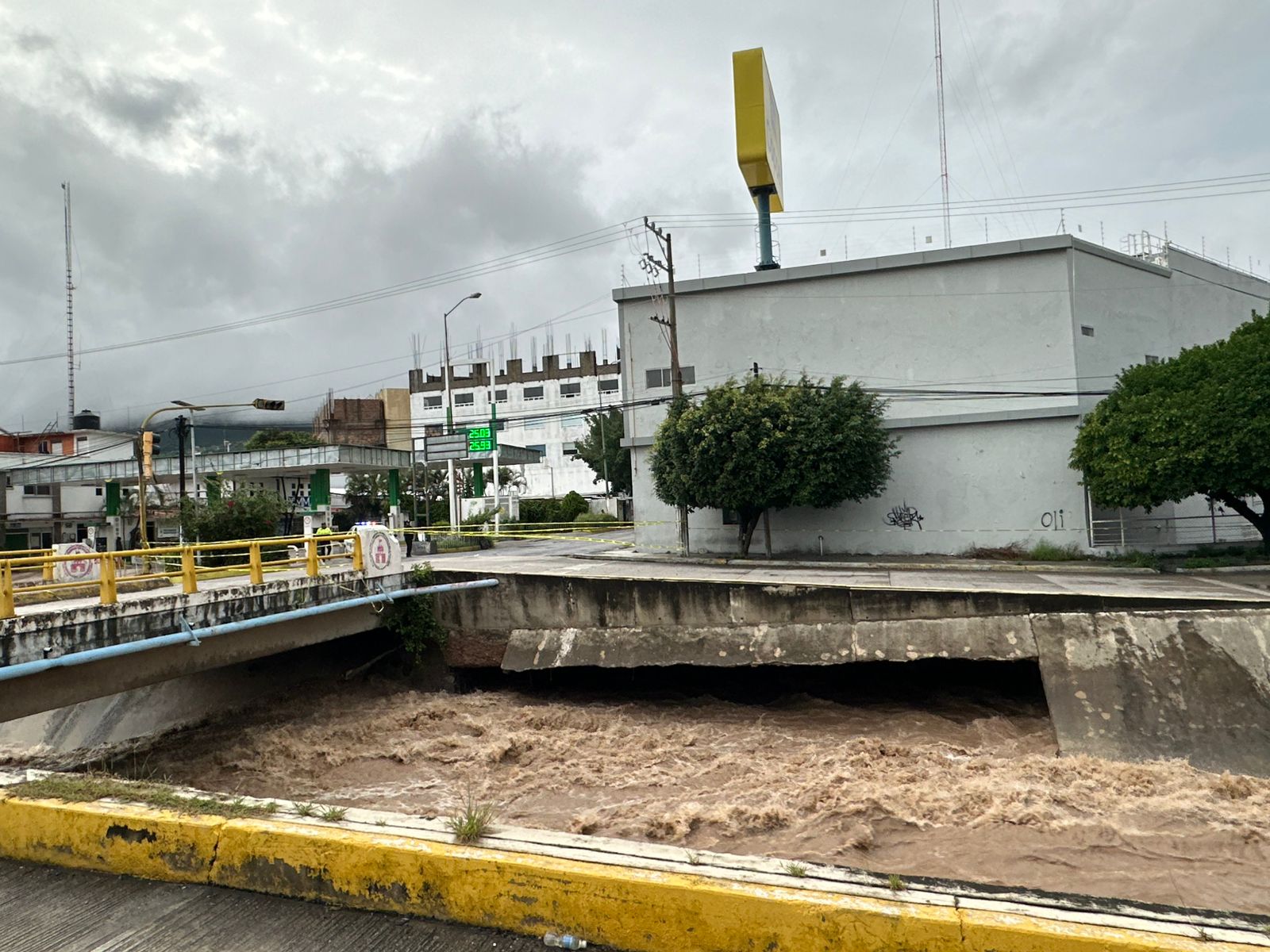 Chilpancingo… El desbordamiento del río Huacapa destruye un puente y causa socavones