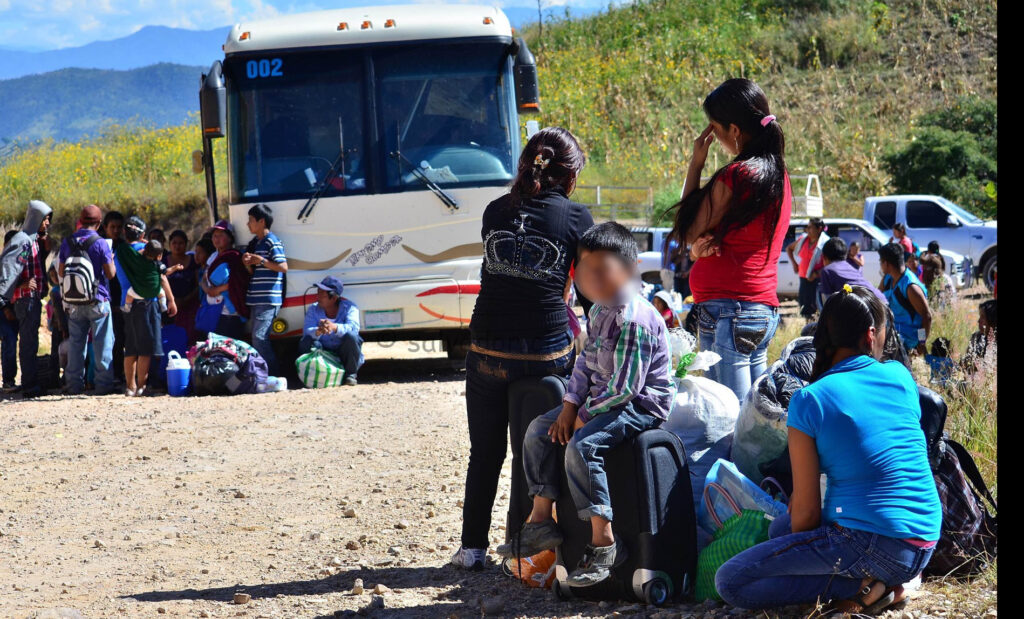 Salen de la Montaña de Guerrero… Inició el éxodo de miles de jornaleros que van a trabajar en el norte del país