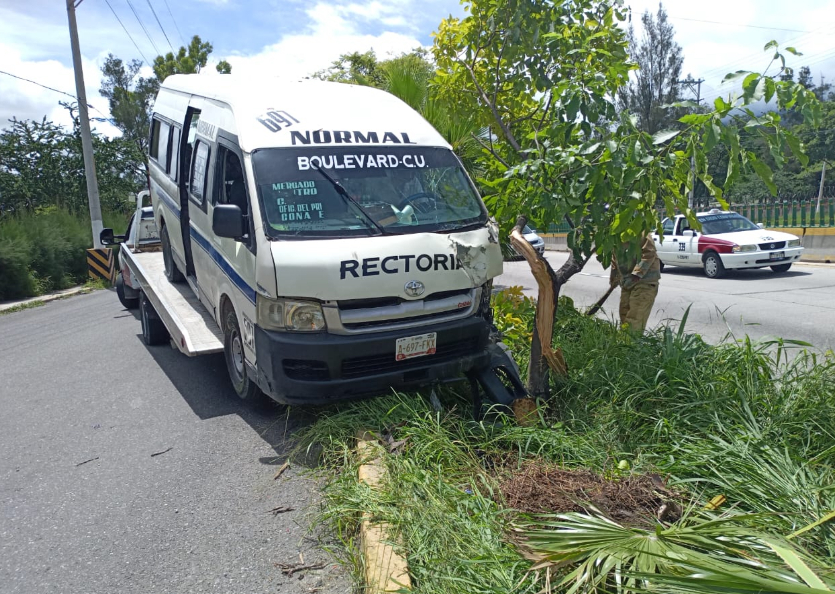 Chilpancingo… Choca urvan del servicio público; 9 pasajeros resultaron lesionados