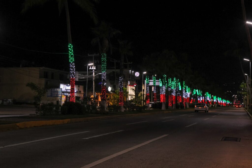 Ilumina Evelyn Salgado el Boulevard de Las Naciones con motivo de las fiestas patrias