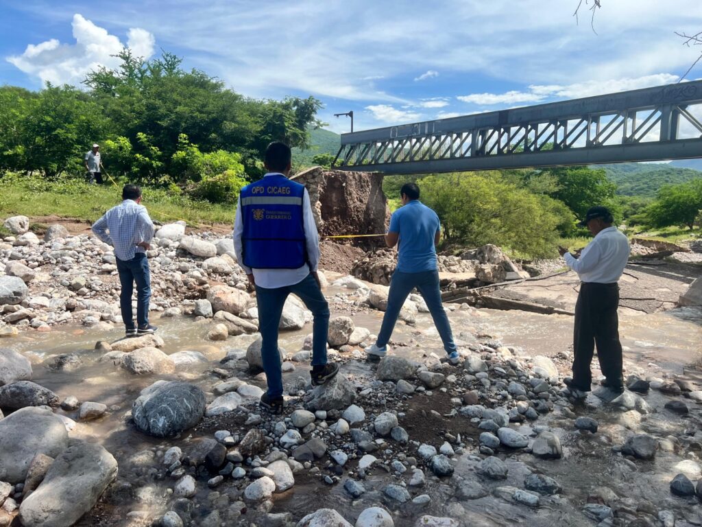 Instruye Evelyn Salgado atender reporte de daños en el puente Arroyo Temalác, en Copalillo