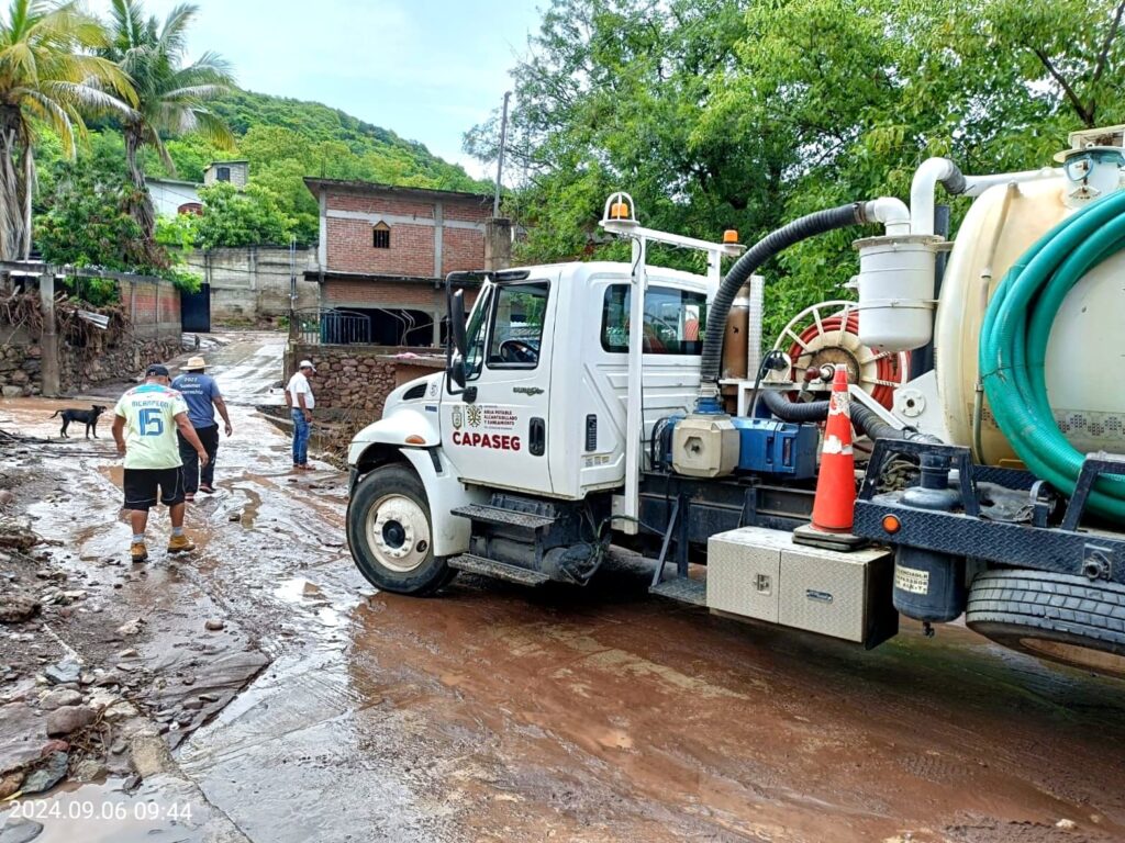 Instruye Evelyn Salgado el desazolve emergente de drenaje en Tlapehuala