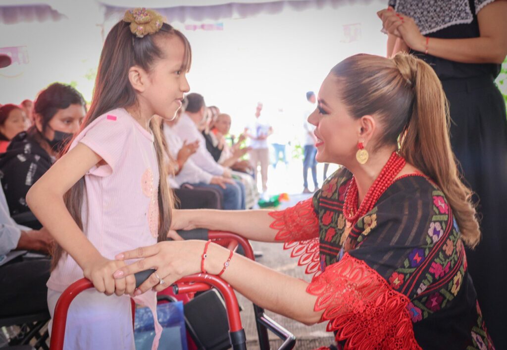 La gobernadora Evelyn Salgado y la presidenta del DIF Guerrero, Liz Salgado entregan apoyos del programa “Transformando Vidas”