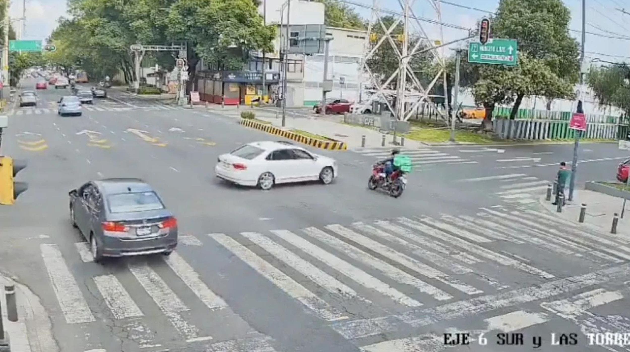 Motociclista sale volando en CDMX tras ser embestido por auto que se pasó el alto