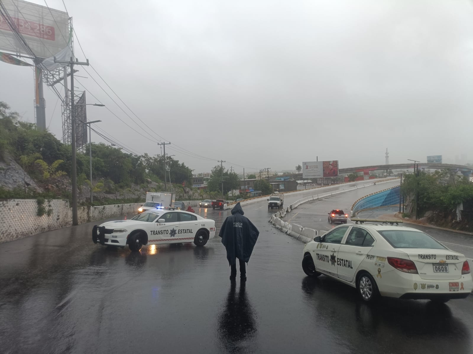 Por seguridad a los automovilistas se cierra el paso por las lluvias de las últimas horas en la Avenida Escénica Acapulco