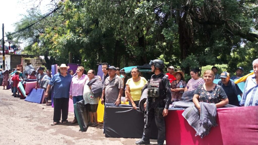 Gobernadora Evelyn Salgado manda ayuda emergente a familias afectadas por últimas lluvias en Coyuca de Catalán