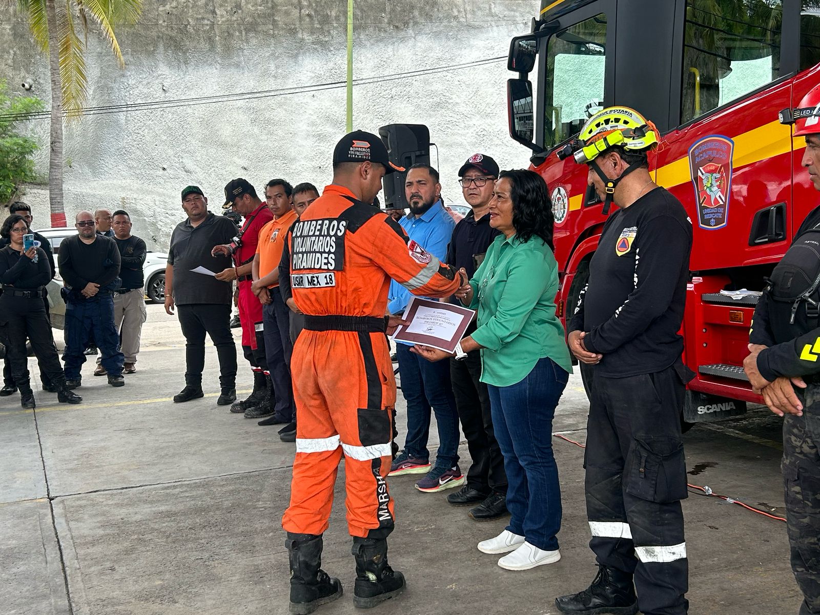 Unidos somos fuerza: reconoce Abelina López Rodríguez a personal voluntario