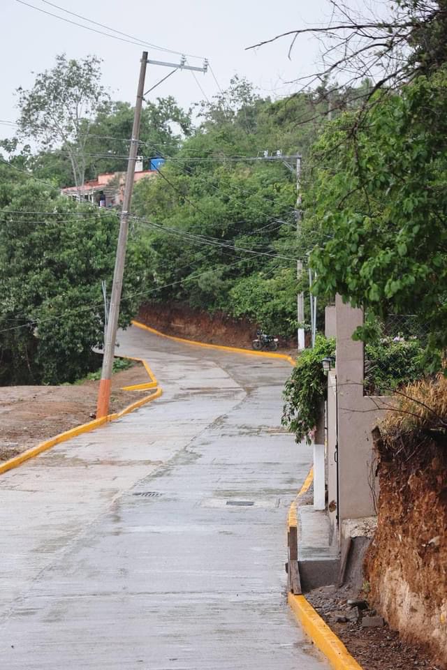 Familias de colonia Lomas Diamante agradecen a Jorge Sánchez Allec la pavimentación de calle principal