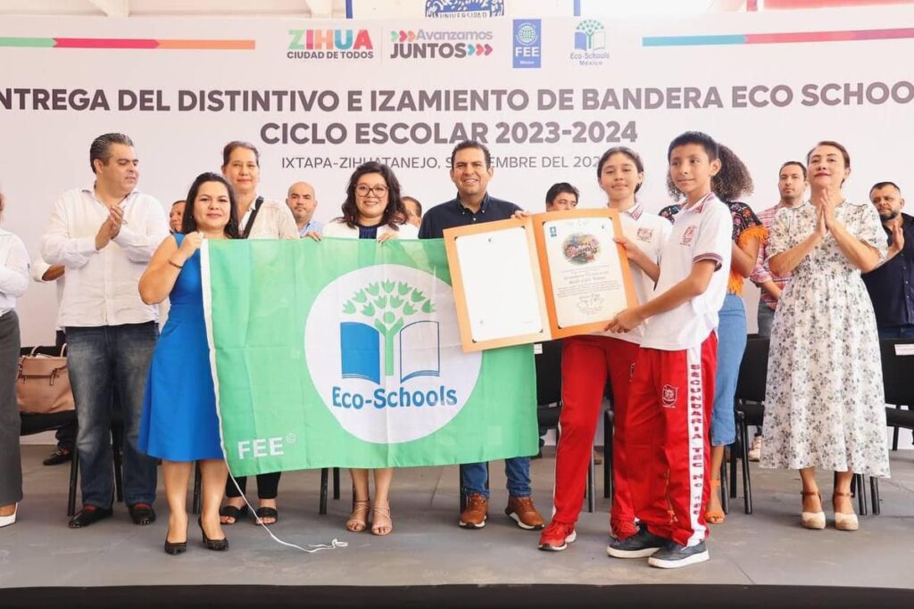 Jorge Sánchez Allec participa en nueva entrega del distintivo Green Flag a escuelas de Zihuatanejo