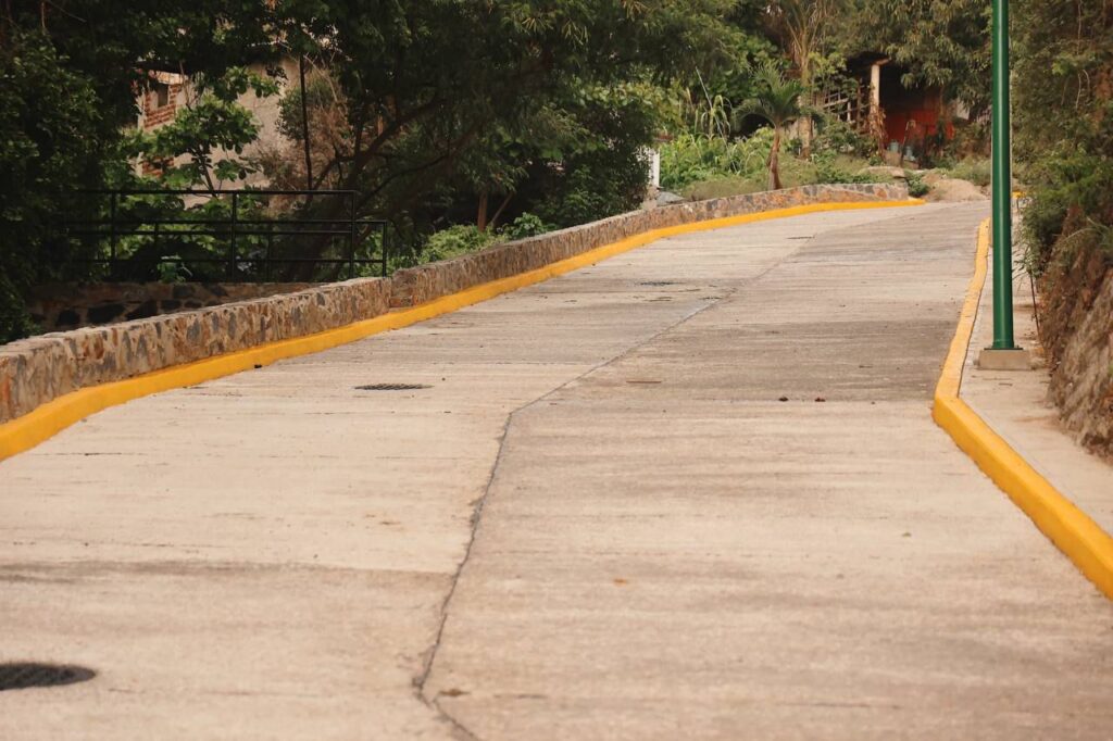 Presidente Jorge Sánchez Allec entrega calle principal pavimentada en colonia 4 Horizontes