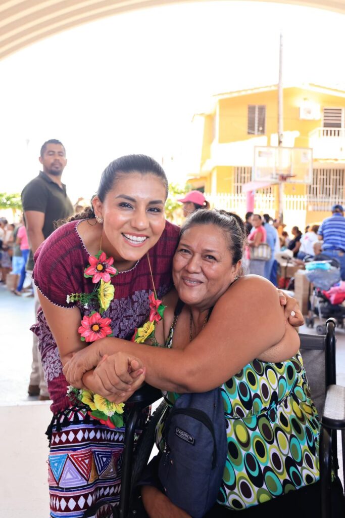 Beneficia la gobernadora Evelyn Salgado a familias de Coyuca de Benítez con programas asistenciales