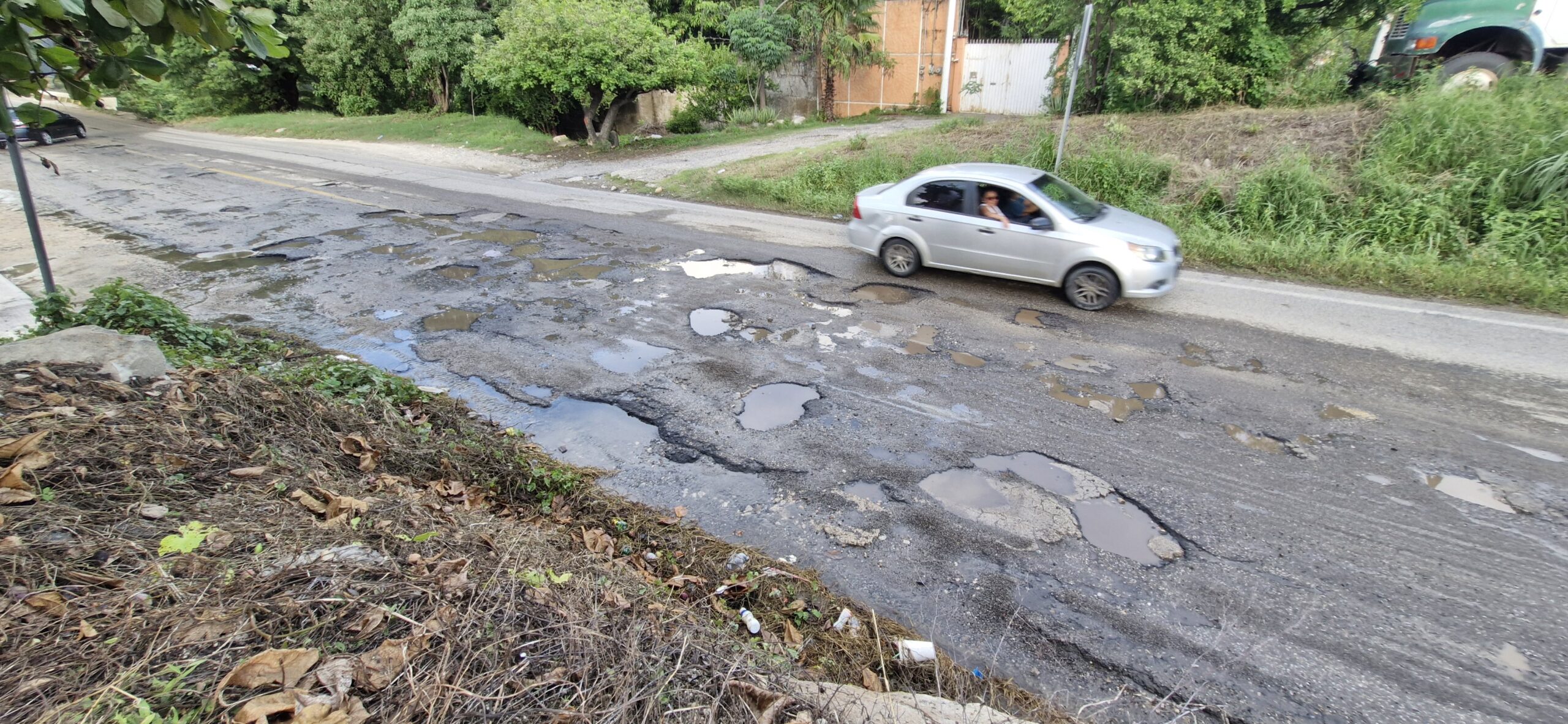 Alertan por el deterioro de la vía federal Acapulco-Zihuatanejo