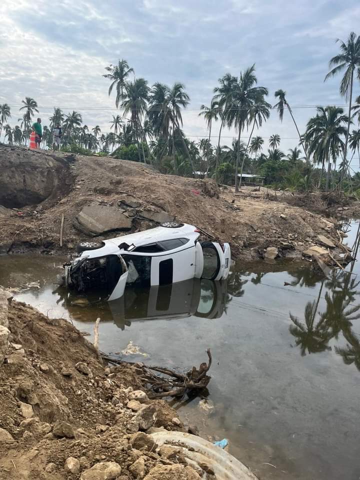 Cae vehículo de paso provisional en Coyuca