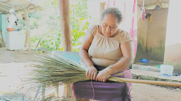 Familias subsisten con la elaboración de escobas