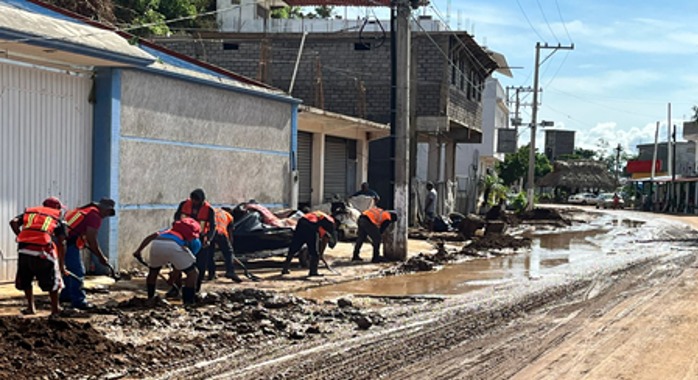 Evelyn Salgado continúa con la entrega de apoyos a damnificados por el paso del huracán John en Guerrero.