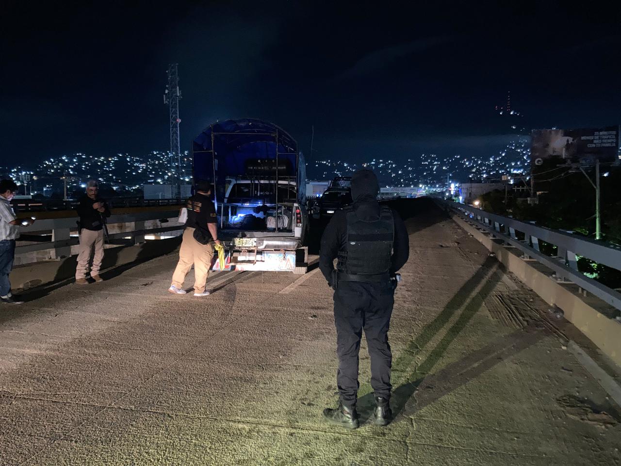 Hallan restos humanos en cubetas en una camioneta de ruta, en Acapulco