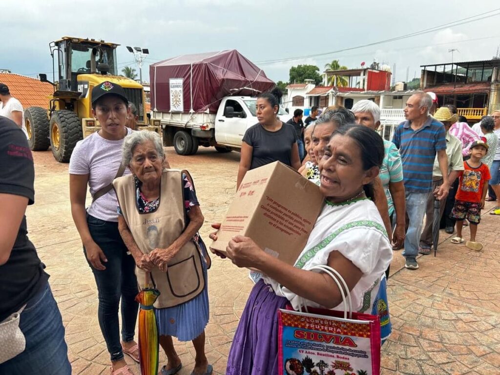 Gobierno de Evelyn Salgado entrega apoyos directos a familias afectadas por John a través del DIF Guerrero