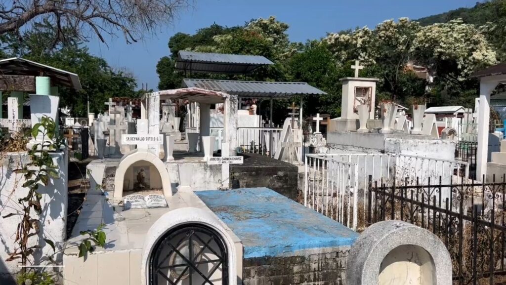 Panteones de Zihuatanejo listos para recibir a visitantes durante el Día de Muertos