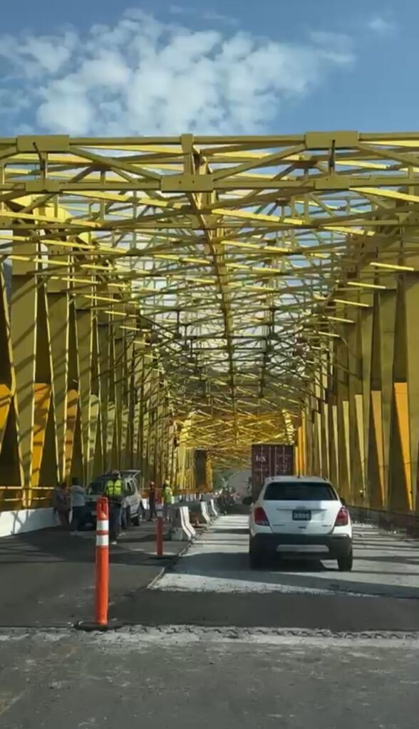 Turistas molestos por retrasos en la Autopista Siglo XXI