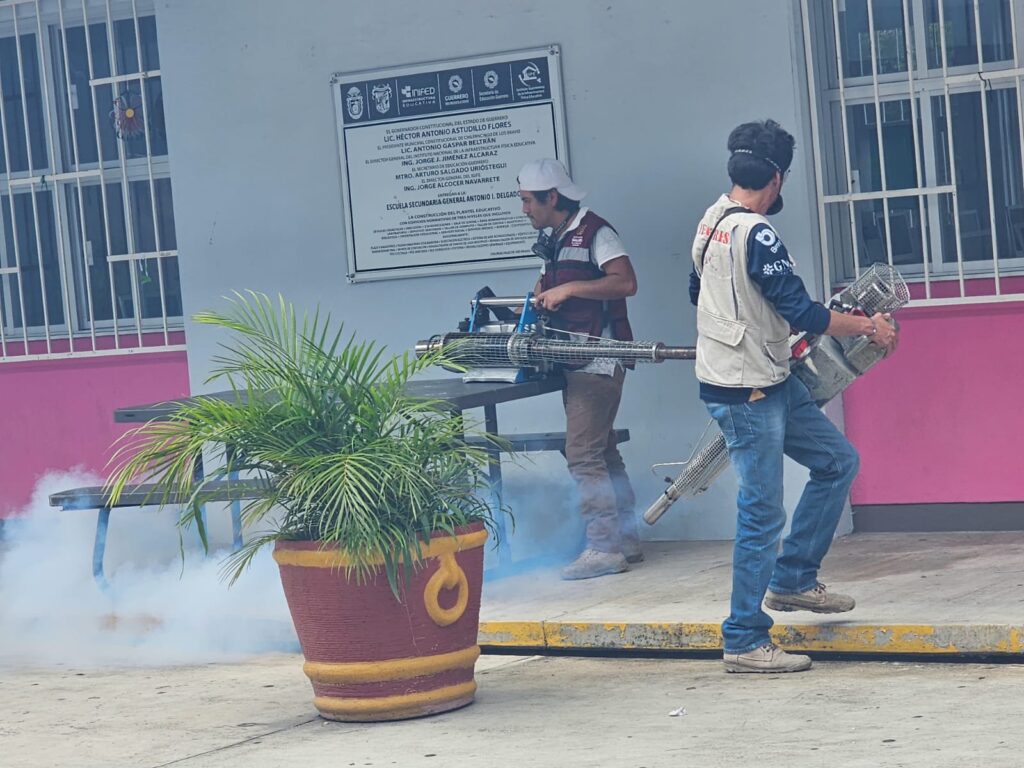 Secretaría de Salud prioriza el combate al dengue en albergues y zonas afectadas por el huracán John en Guerrero