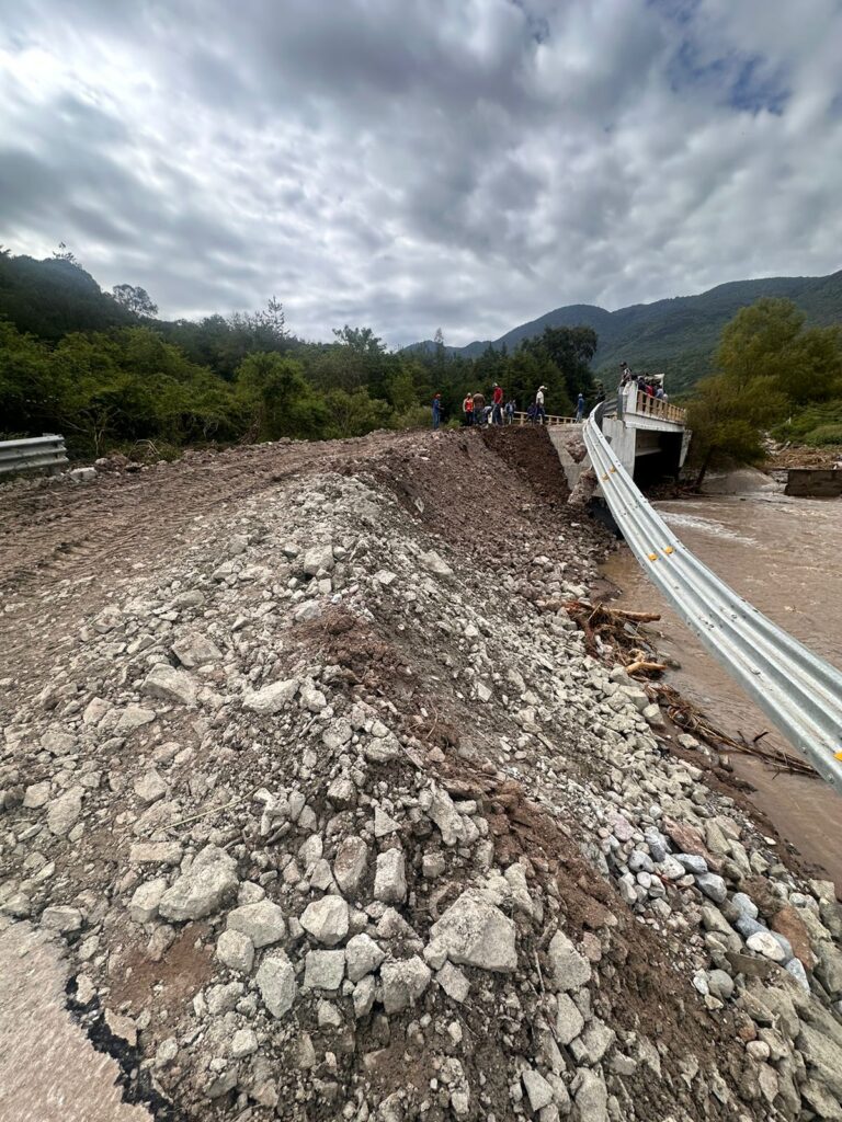 Por instrucciones de la gobernadora Evelyn Salgado se rehabilita el Puente en Amojileca para restablecer comunicación en la sierra de Chilpancingo