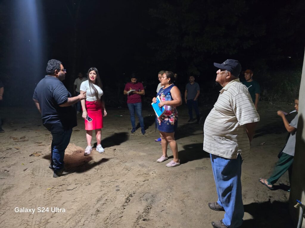 Atiende Evelyn Salgado a la población afectada en Tecpan de Galeana