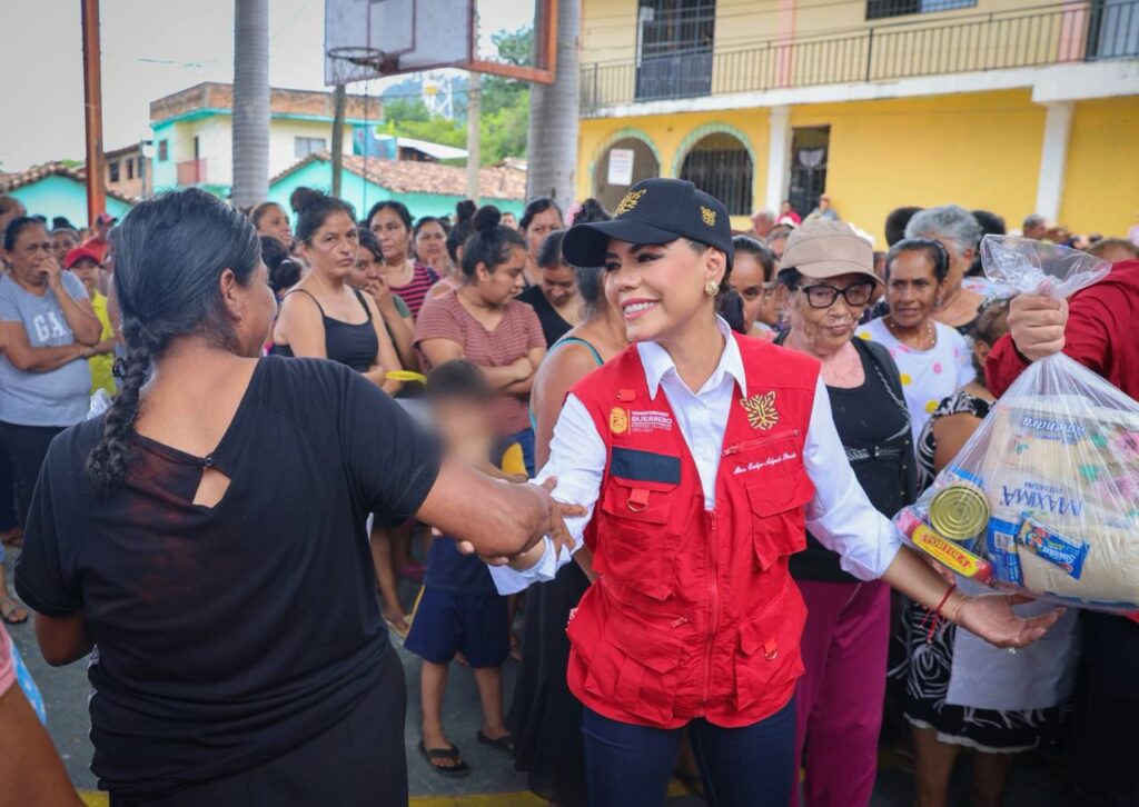 Evelyn Salgado lleva ayuda humanitaria a Jaleaca de Catalán en la sierra de Chilpancingo e implementa acciones para atender a damnificados por John