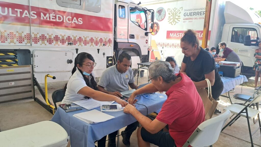 Con Unidades Médicas Móviles refuerzan atención a personas afectadas por el huracán John en San Marcos