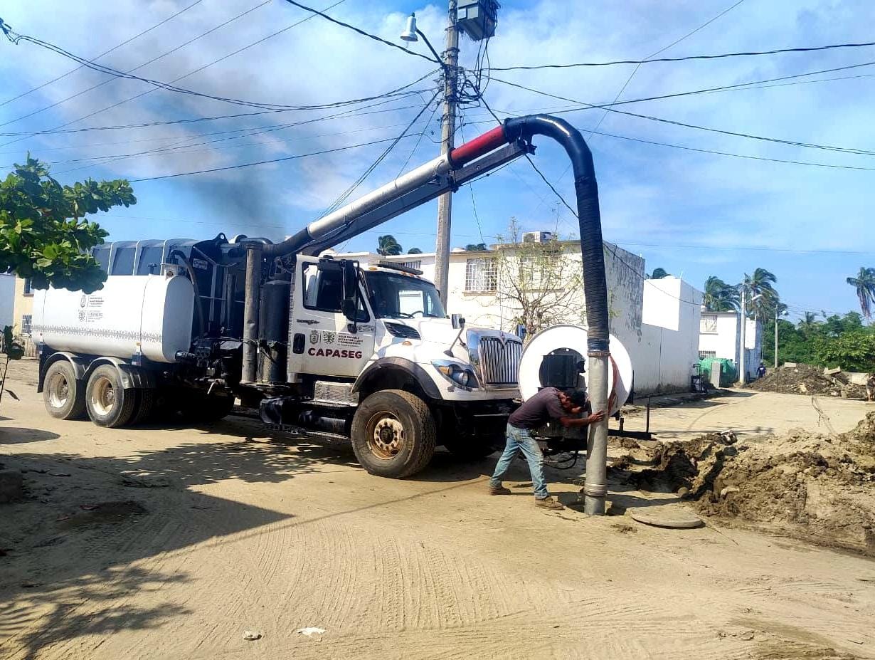 Avanza CAPASEG en el desazolve de drenajes y limpieza de vialidades en Acapulco