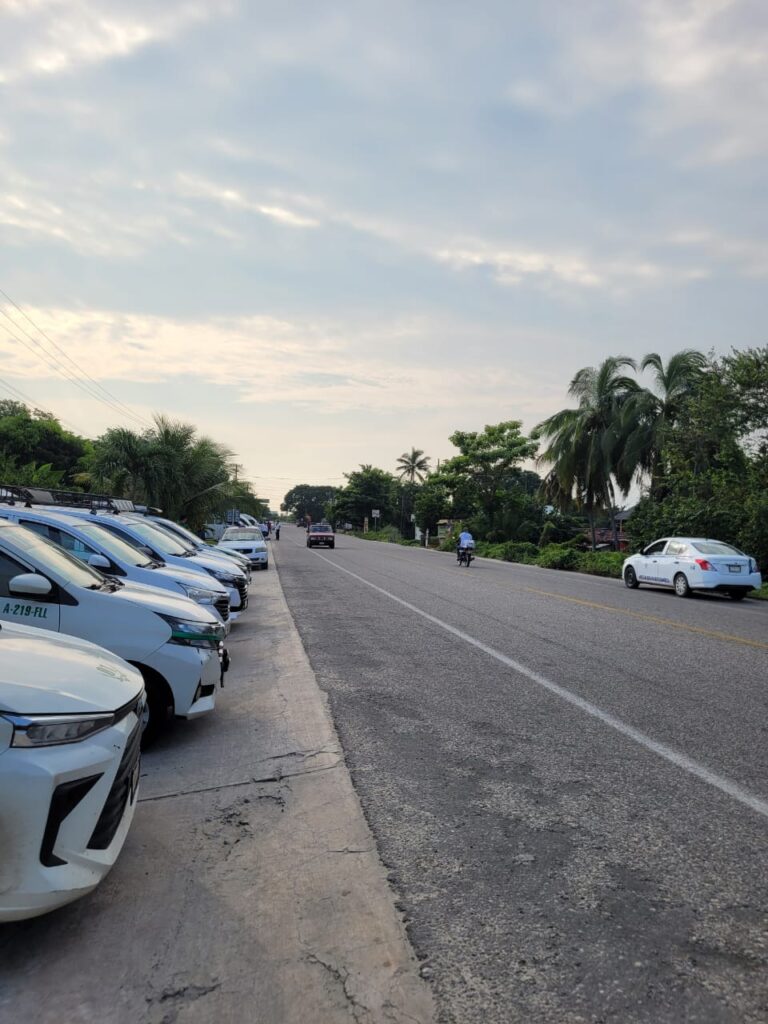 Gobierno de Guerrero logra desbloqueo de transportista en carretera Acapulco-Zihuatanejo.