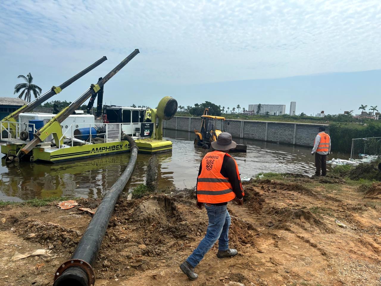 Trabajan Gobierno del Estado, Marina y Conagua para desalojar inundación en Plan de Los Amates, Acapulco