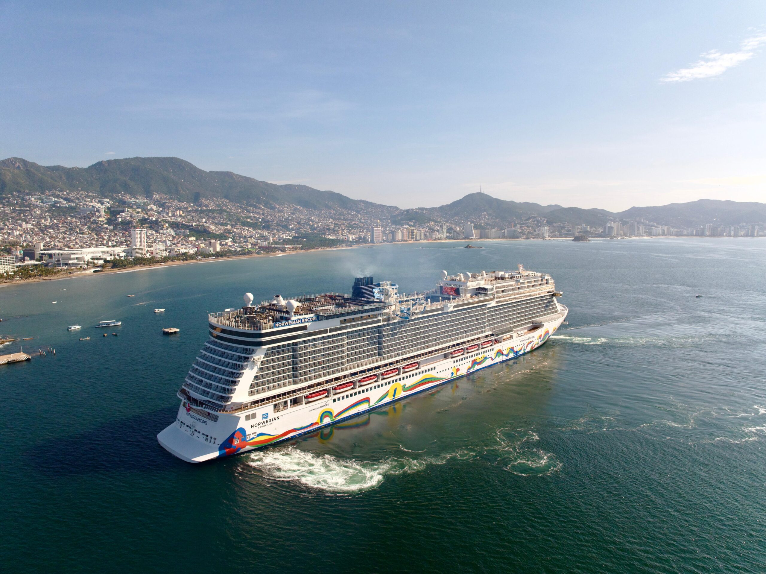 Con fiesta guerrerense da Evelyn Salgado bienvenida al crucero Norwegian Encore en Acapulco