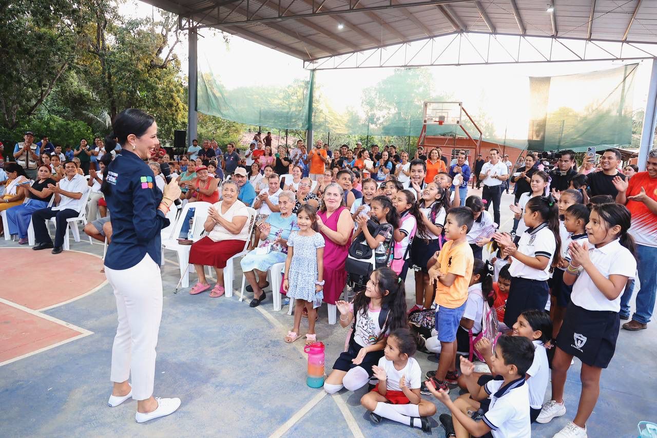 Presidenta Lizette Tapia Castro acude a El Posquelite y da inicio a la rehabilitación de su cancha deportiva