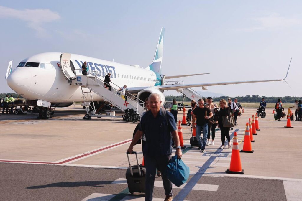 Inicia con vuelo de Canadá la temporada turística de invierno y le da la bienvenida la presidenta municipal