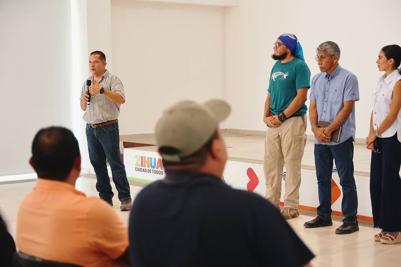 Gobierno de Zihuatanejo impulsa profesionalización de prestadores de servicios turísticos con taller para avistamiento de ballenas