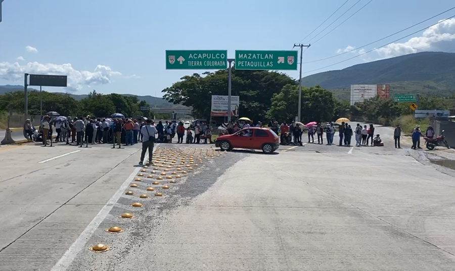 En Chilpancingo… Bloquean la Autopista del Sol para exigir el reconocimiento oficial a las Prepas Populares