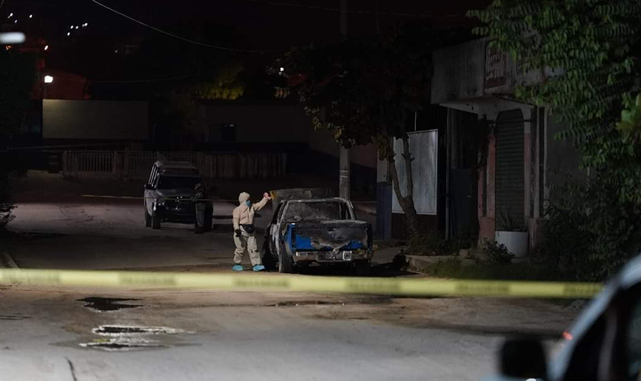 En Acapulco… Calcinan camioneta con un hombre y una mujer afuera del Cuartel policiaco