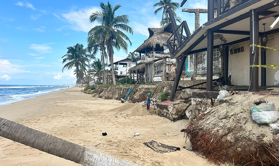 En Acapulco… Lluvias y oleaje elevado se “traga” la franja de playa en Pie de la Cuesta