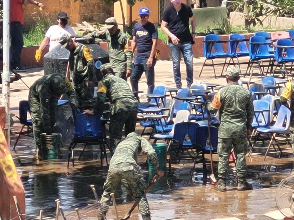 Recorre, el titular de la SEG el CBTA de la localidad El Bejuco, en el municipio de Acapulco para conocer las afectaciones por el Huracán John