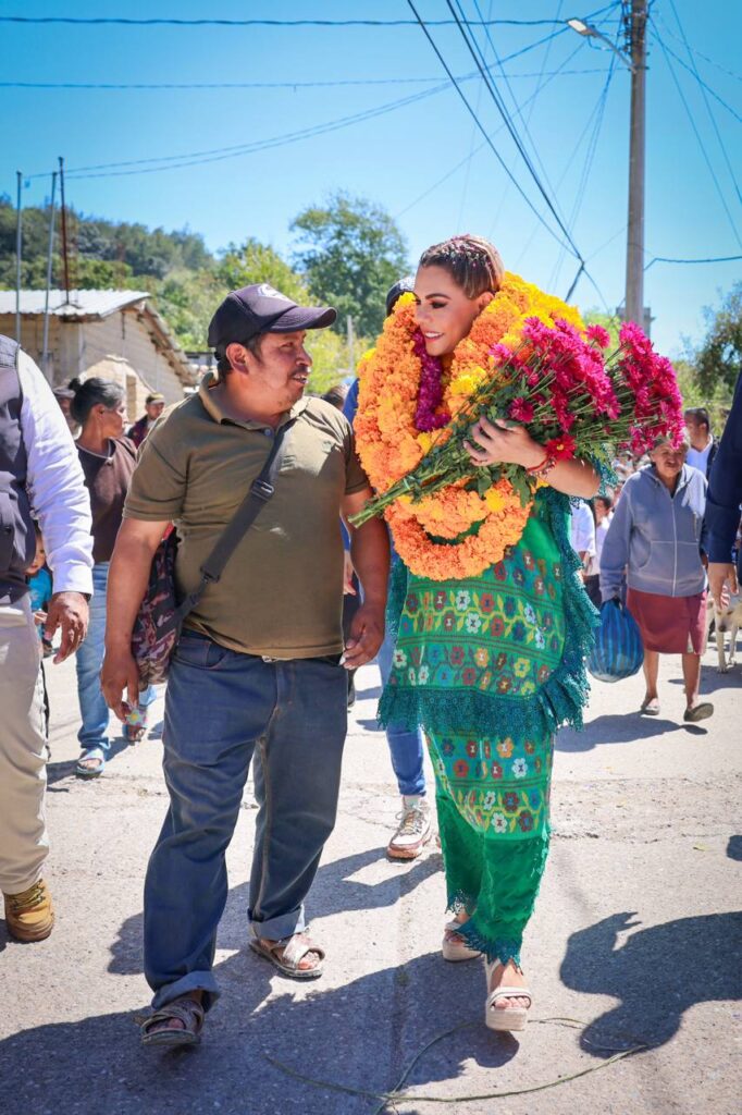 Evelyn Salgado lleva apoyos y reafirma atención a la niñez de Ayahualtempa para su desarrollo en un ambiente de paz y bienestar