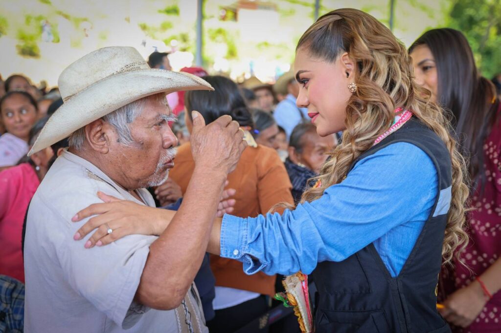 La gobernadora Evelyn Salgado continúa la entrega de apoyos a familias afectadas por el huracán John en la Montaña