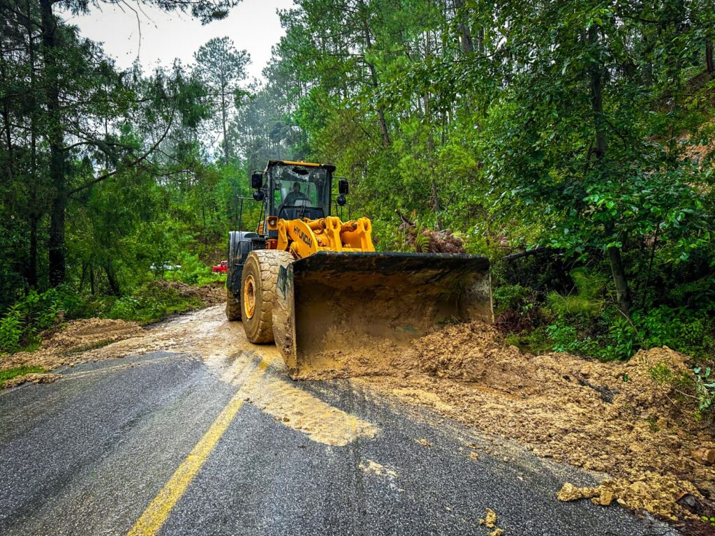 Continúan los trabajos a marchas forzadas, para la rehabilitación de las carreteras y pasos alternos, afectados por el huracán John