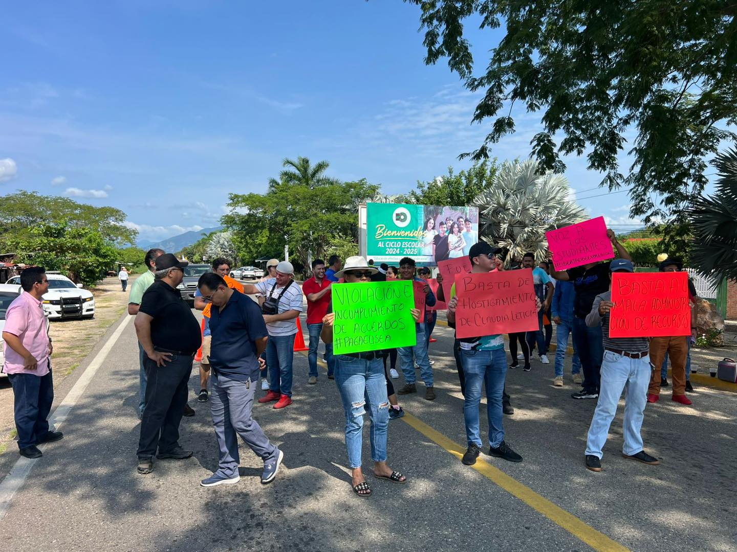 Maestros bloquean carretera en Petatlán para exigir destituciones