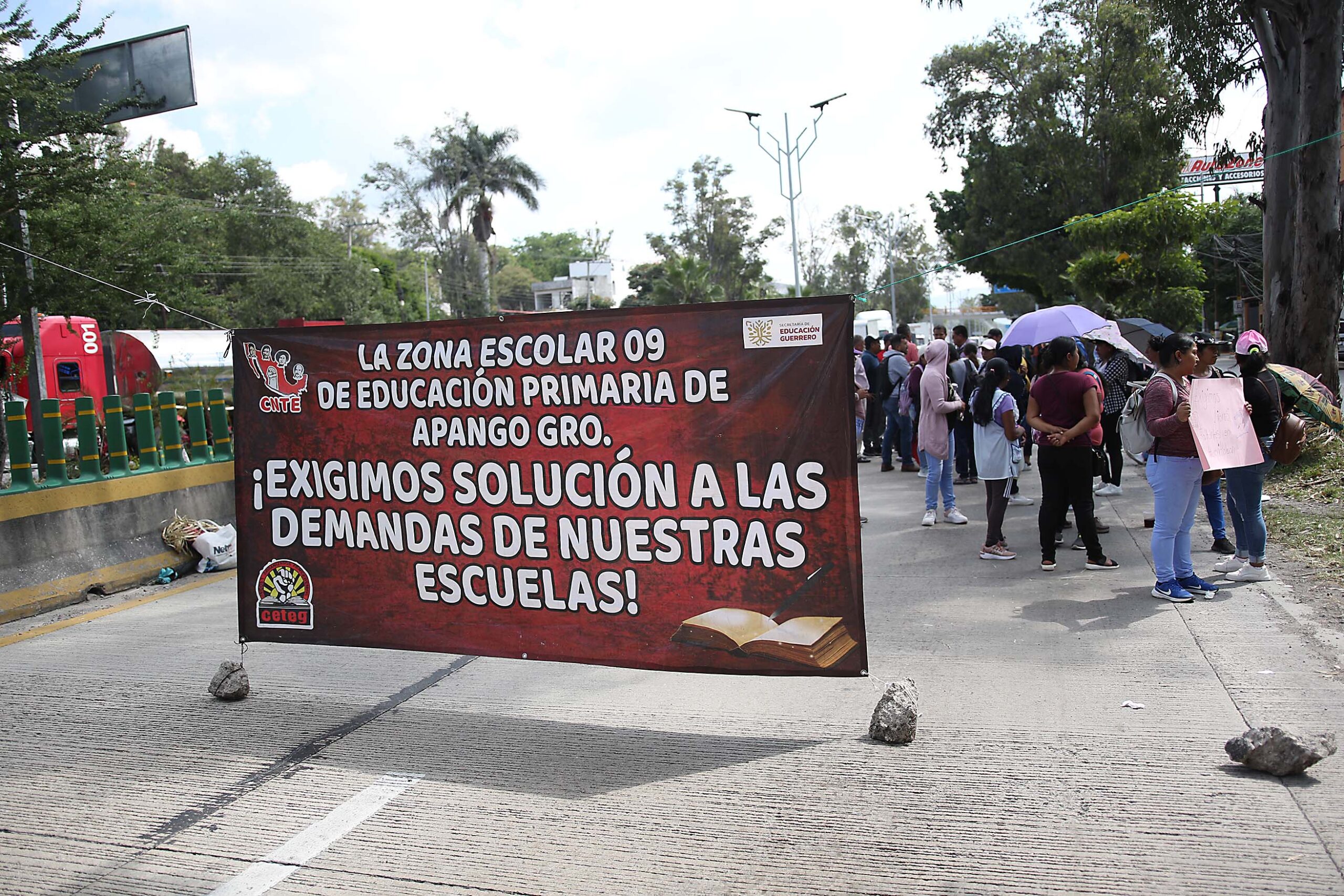 En Chilpancingo… Bloquean docentes cetegistas los cuatro carriles del bulevar Vicente Guerrero