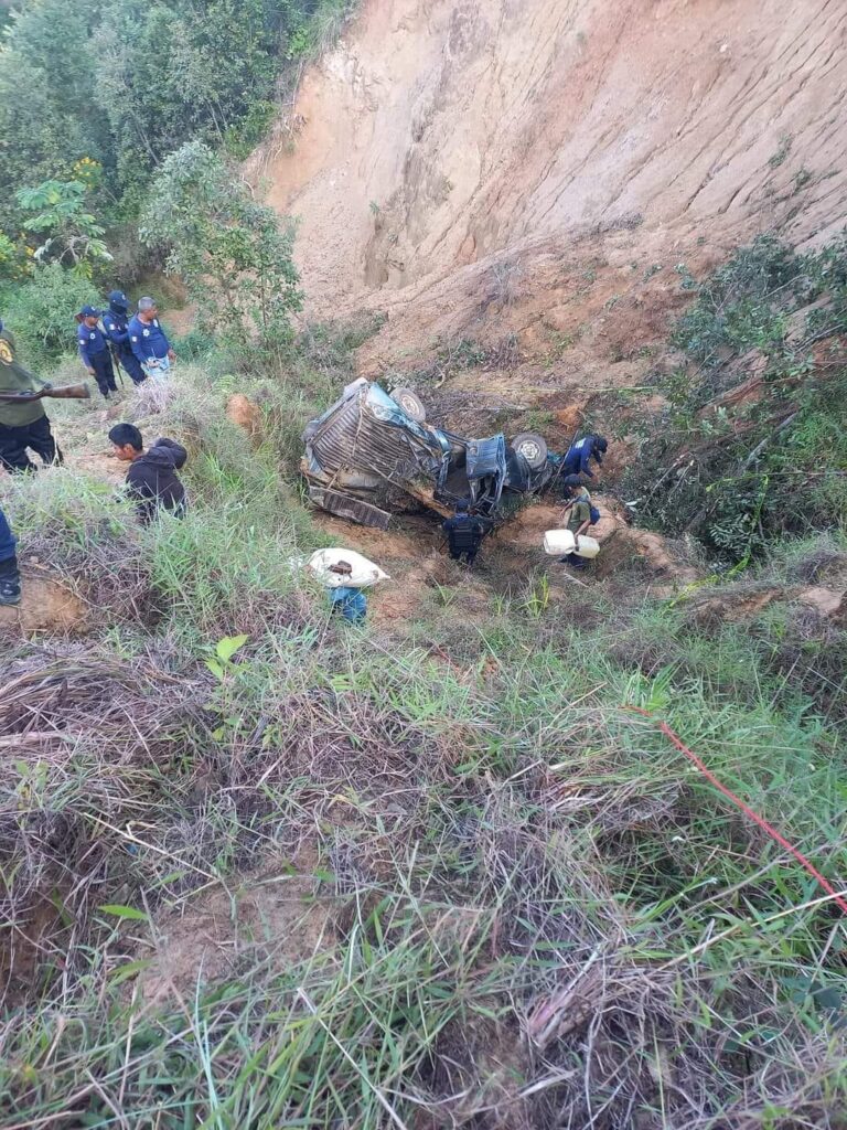 Mueren cinco en una camioneta que cayó a un voladero, en Ayutla