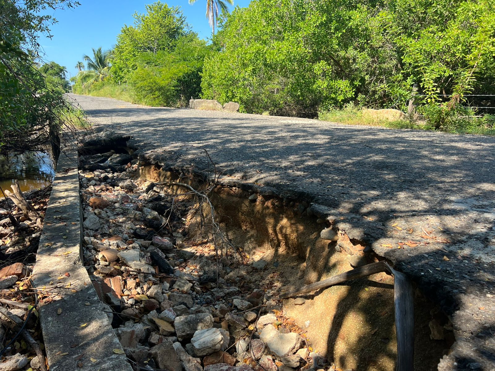 Destrozados puente y carretera hacia Barra de Potosí