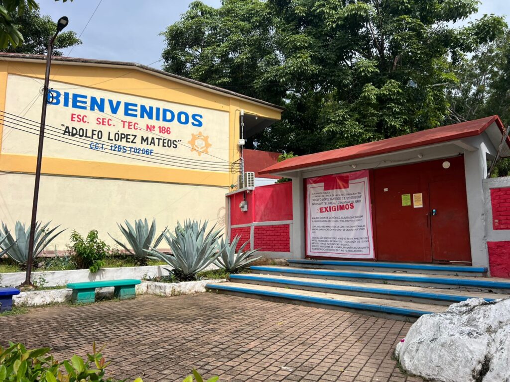 Padres exigen maestros y recursos para secundaria en Zihuatanejo