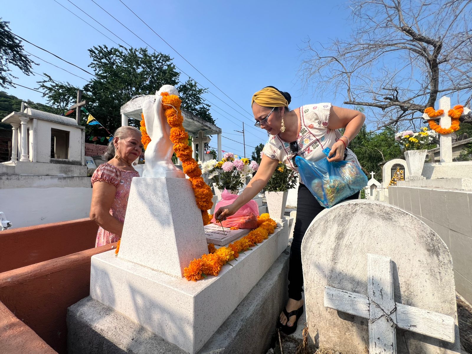 Día de muertos llena de vida los panteones de Zihuatanejo